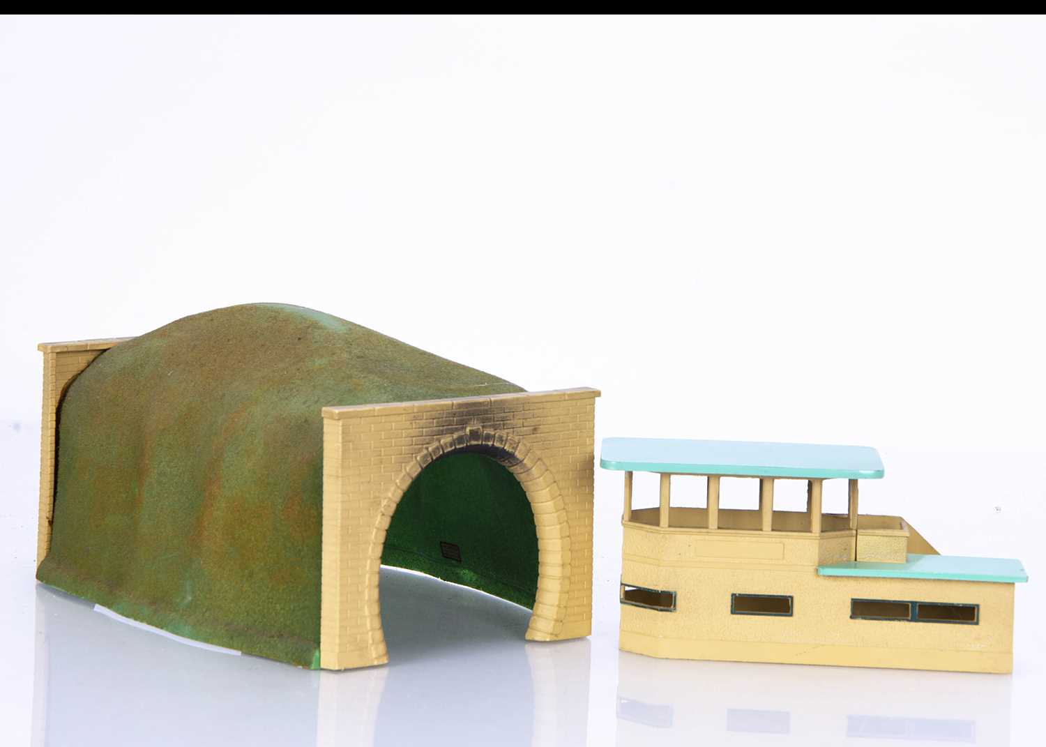 Lot 372 - Hornby-Dublo 00 Gauge late issue green roof metal Signal Box and plastic single Tunnel