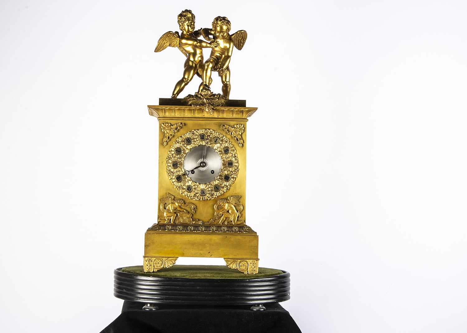 Lot 4 - A late 19th or early 20th century gilt mantle clock