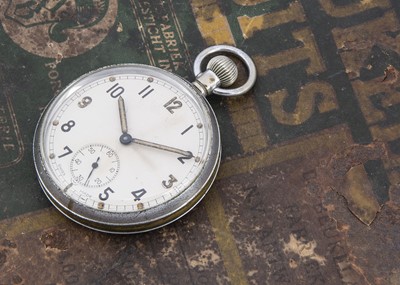 Lot 30 - A WWII period Military issue pocket watch