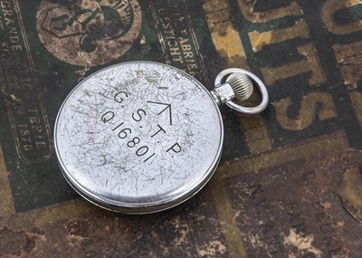 Lot 30 - A WWII period Military issue pocket watch