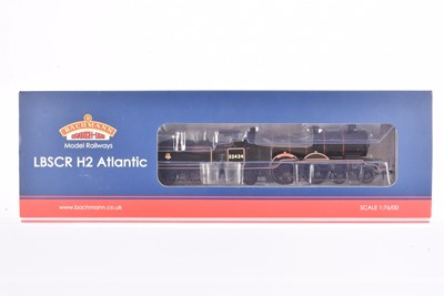 Lot 449 - Bachmann 00 Gauge 31-921 BR black LBSC H2 Atlantic 32424 'Beachy Head' Locomotive and Tender