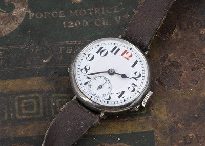 Lot 70 - An early 20th century silver cased trench style wristwatch