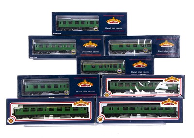 Lot 476 - Bachmann 00 Gauge BR SR green Bulleid and Mark 1 coaches 