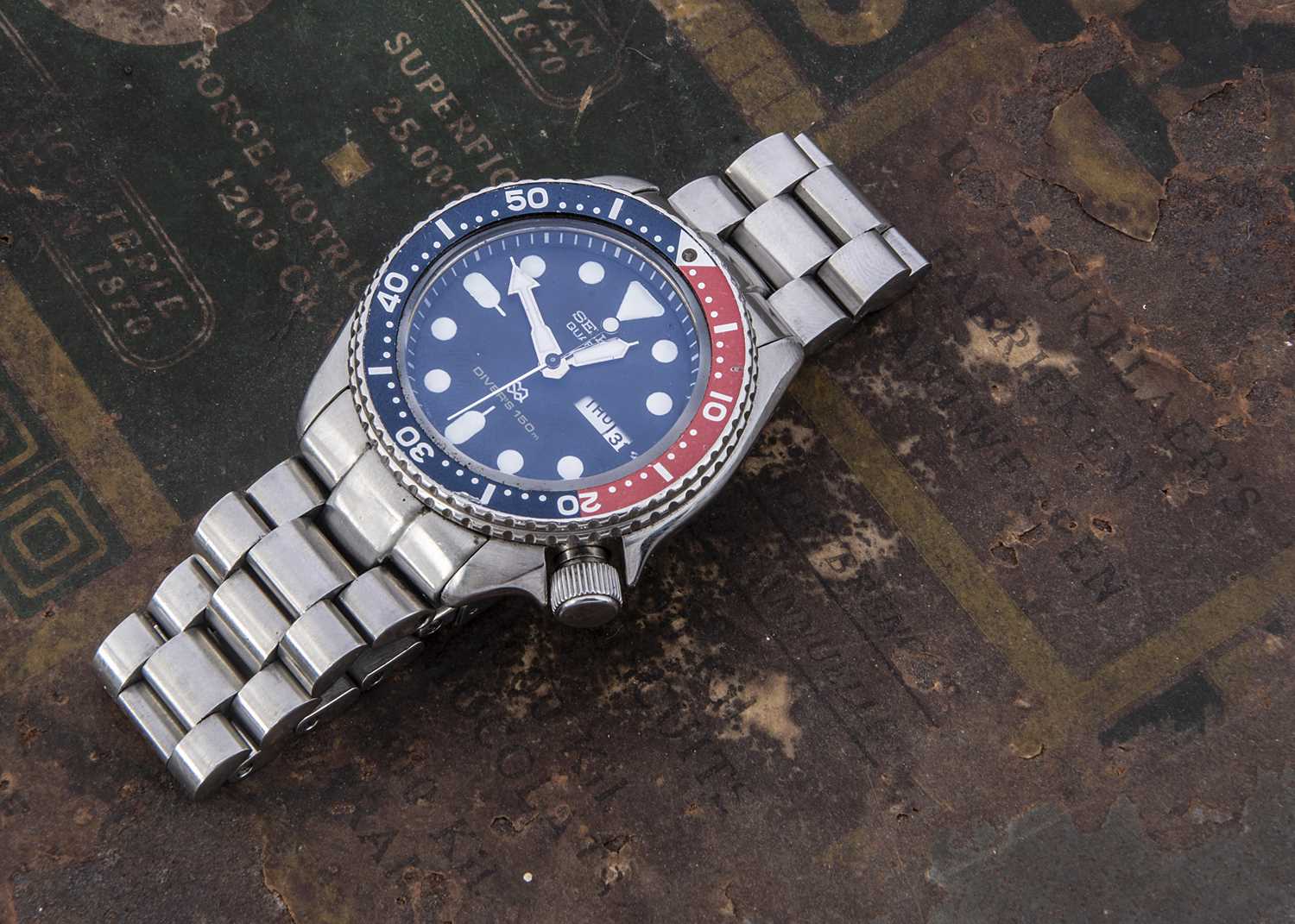 Lot 144 - A modern Seiko Quartz Diver's 150m stainless steel wristwatch