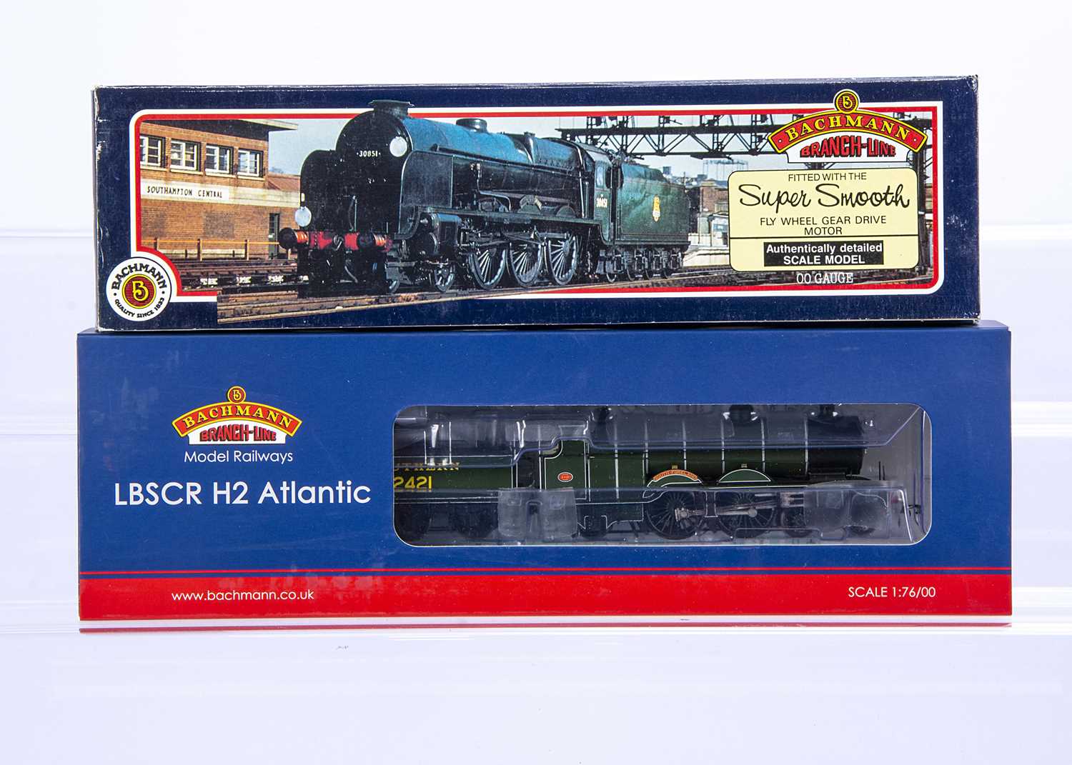 Lot 479 - Bachmann 00 Gauge Southern Railway olive green Steam Locomotives and tenders