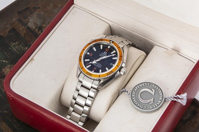 Lot 159 - A modern Omega Planet Ocean Seamaster Professional automatic stainless steel wristwatch Full Set