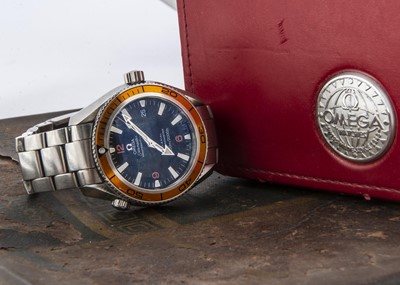 Lot 159 - A modern Omega Planet Ocean Seamaster Professional automatic stainless steel wristwatch Full Set