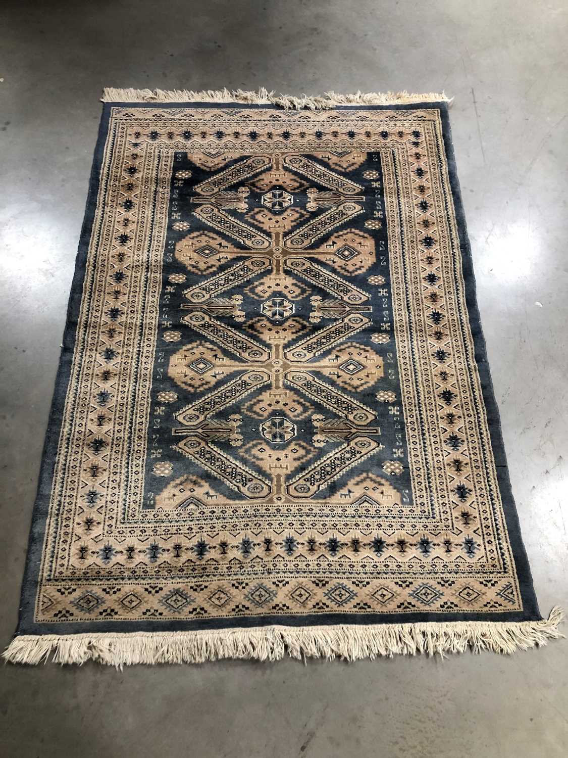 Lot 33 - A woollen Persian rug