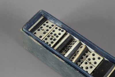 Lot 181 - A set of World War I period bone and ebony dominoes