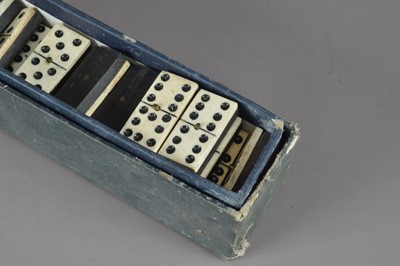 Lot 181 - A set of World War I period bone and ebony dominoes