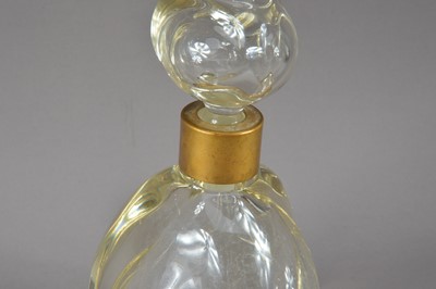 Lot 183 - A French Art Deco period glass scent bottle