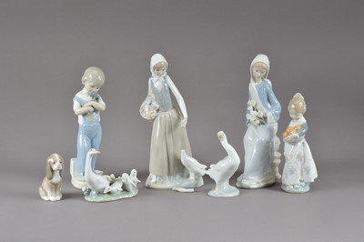 Lot 196 - A collection of Lladro porcelain figurines