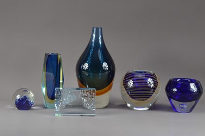 Lot 218 - A selection of assorted art glass