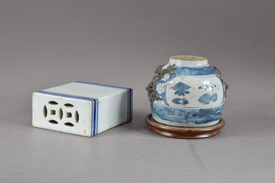 Lot 273 - Two items of Chinese blue and white porcelain