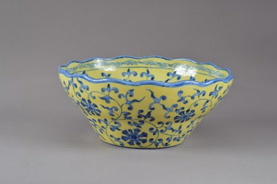 Lot 281 - A Chinese porcelain bowl