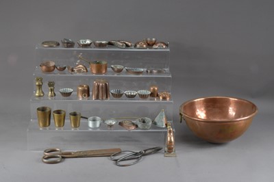 Lot 325 - An assorted collection of Victorian and later brass and metal kitchen items