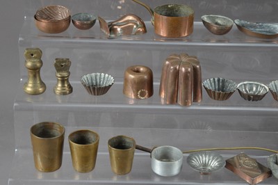 Lot 325 - An assorted collection of Victorian and later brass and metal kitchen items