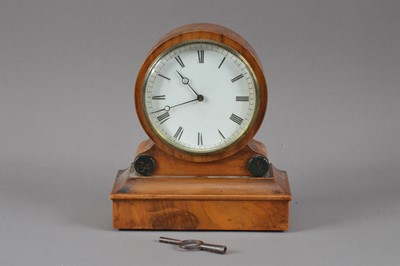 Lot 369 - A small early 20th century mantle clock