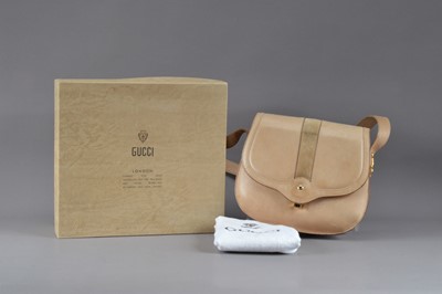 Lot 370 - A Gucci cream leather ladies handbag