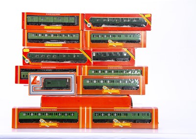 Lot 266 - Hornby 00 Gauge Southern Railway Maunsell Coaches and Passenger vans 