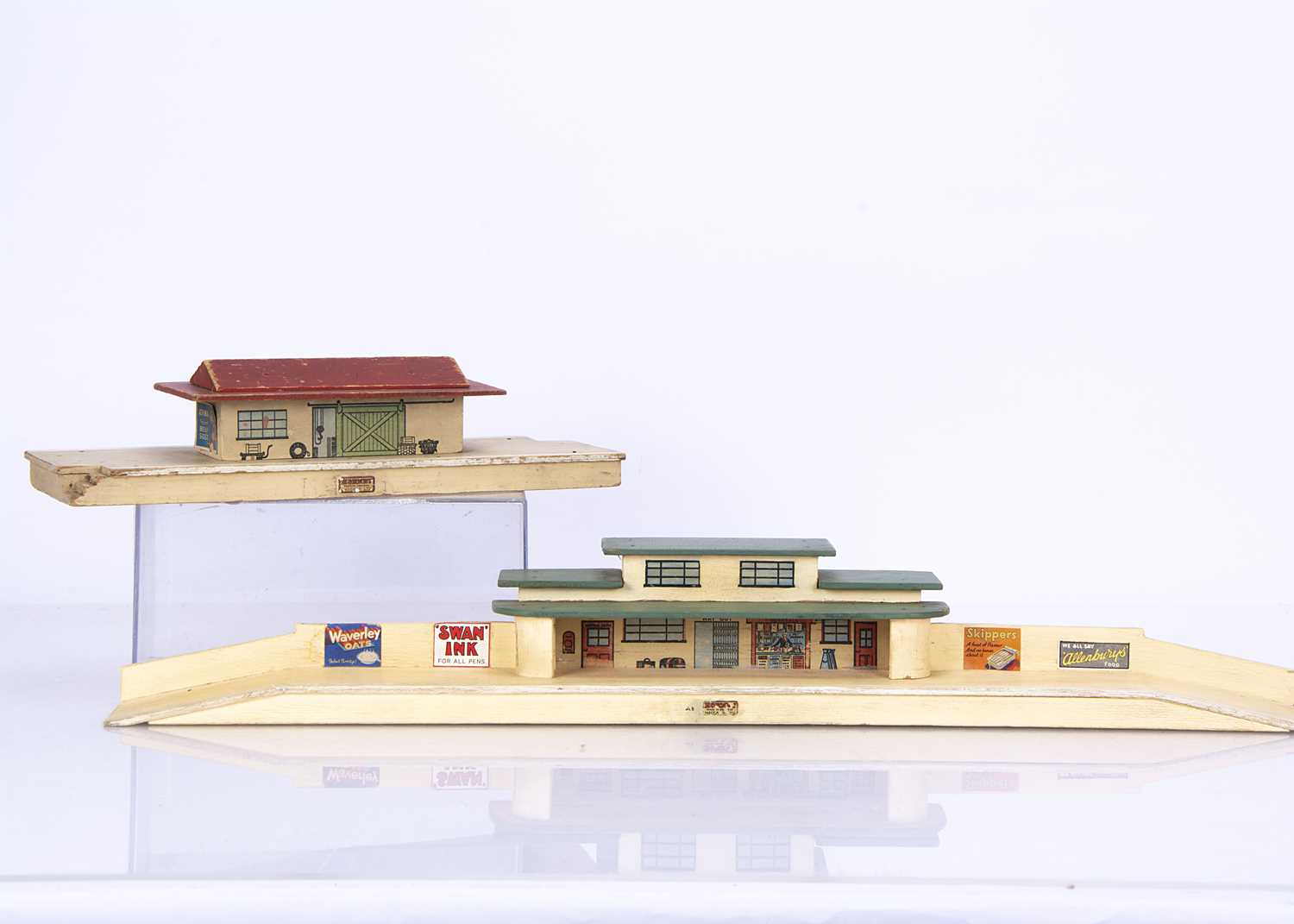 Lot 284 - Hornby-Dublo pre-war 00 Gauge D1 wooden Through Station and Goods Depot