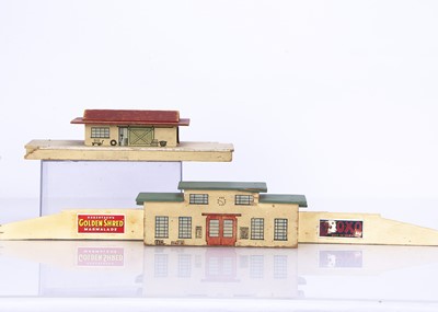 Lot 284 - Hornby-Dublo pre-war 00 Gauge D1 wooden Through Station and Goods Depot