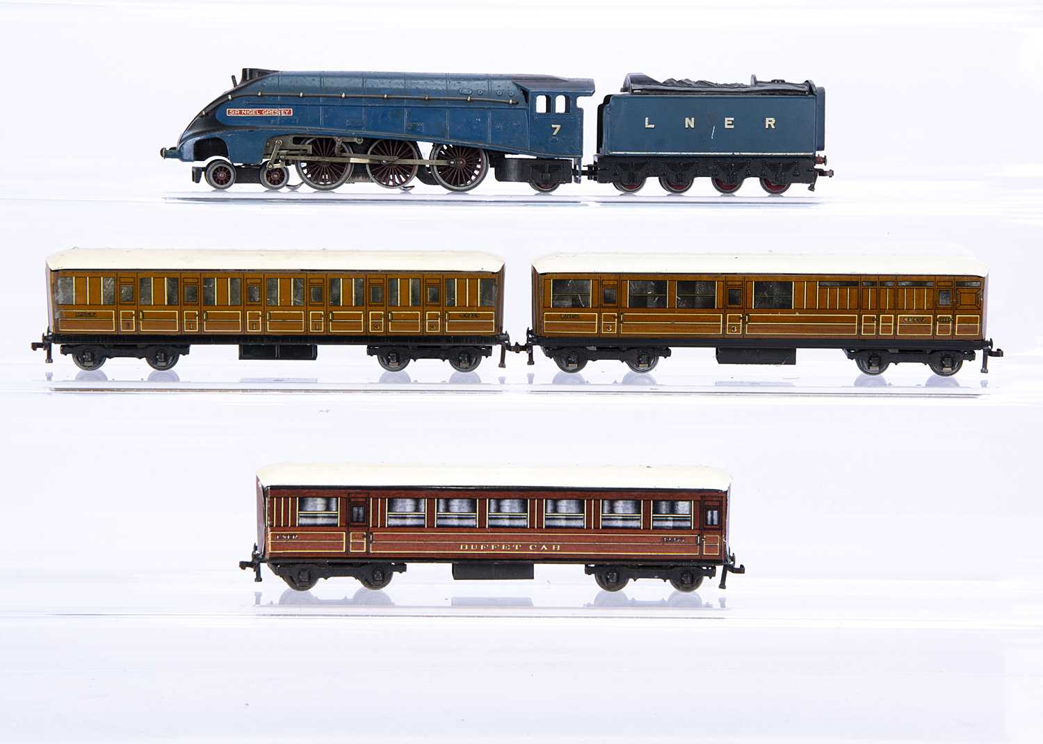 Lot 331 - Hornby-Dublo 00 Gauge 3-Rail LNER blue Class A4 No 7 'Sir Nigel Gresley' and three Teak coaches