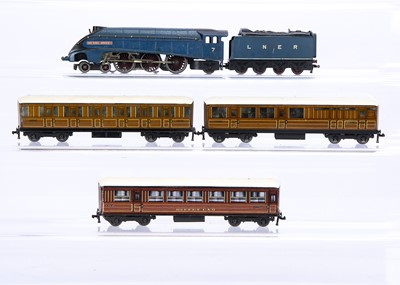 Lot 331 - Hornby-Dublo 00 Gauge 3-Rail LNER blue Class A4 No 7 'Sir Nigel Gresley' and three Teak coaches