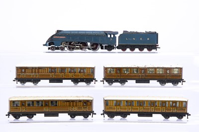 Lot 332 - Hornby-Dublo 00 Gauge 3-Rail LNER blue Class A4 No 7 'Sir Nigel Gresley' and four Teak coaches