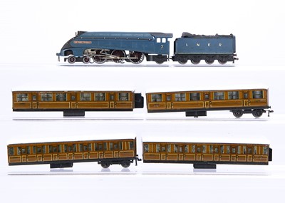 Lot 333 - Hornby-Dublo 00 Gauge 3-Rail LNER blue Class A4 No 7 'Sir Nigel Gresley' and four articulated Teak coaches