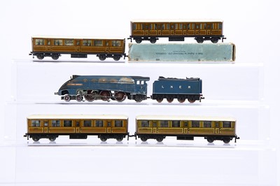 Lot 334 - Hornby-Dublo 00 Gauge 3-Rail LNER blue Class A4 No 7 'Sir Nigel Gresley' and five Teak coaches