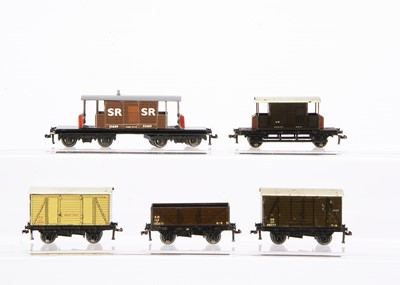 Lot 339 - Hornby-Dublo 00 Gauge 3-Rail early post-war SR wagons