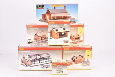 Lot 174 - Hornby 00 Gauge plastic Stations and Accessory Packs