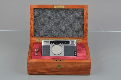 Lot 426 - A Nikon 35Ti Quartz Date Compact Camera