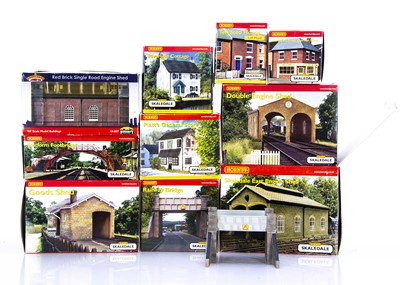 Lot 220 - Hornby 00 Gauge Skaledale and Bachmann Scenecraft Railway and Village buildings and accessories
