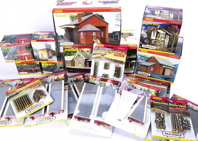 Lot 221 - Hornby 00 Gauge Skaledale and other Railway buildings and accessories