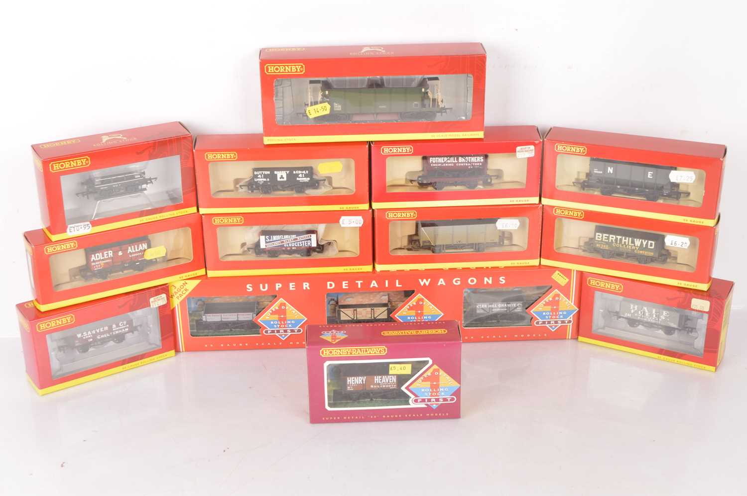 Lot 174 - Hornby OO Gauge Goods Wagons (13)
