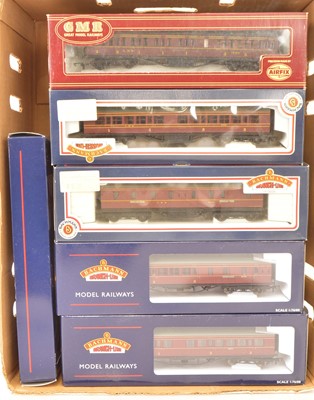 Lot 191 - Bachmann and Airfix GMR OO Gauge Crimson Coaching Stock