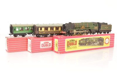 Lot 219 - Hornby-Dublo 00 Gauge 2-Rail 'Barnstable' and BR Super Detail green and Pullman Coaches (3)
