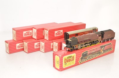 Lot 220 - Hornby-Dublo 00 Gauge 2-Rail 'City of London' and BR maroon Super Detail Coaches (9)