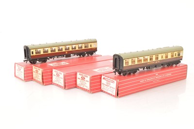 Lot 225 - Hornby-Dublo 00 Gauge 2-Rail BR WR chocolate and cream Super Detail Coaches including late issue  Restaurant Car (5)