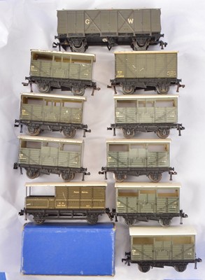 Lot 249 - Hornby-Dublo 00 Gauge 3-Rail GWR Cattle Trucks Van Guards Van and painted Fruit Van (10)