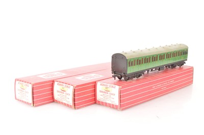 Lot 269 - Hornby-Dublo 00 Gauge 2-Rail Export BR green Suburban Coaches (3)