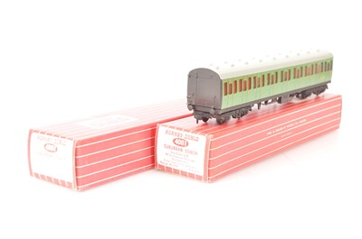 Lot 270 - Pair of Hornby-Dublo 00 Gauge 2-Rail 4081 BR green 2nd Class Suburban Coaches