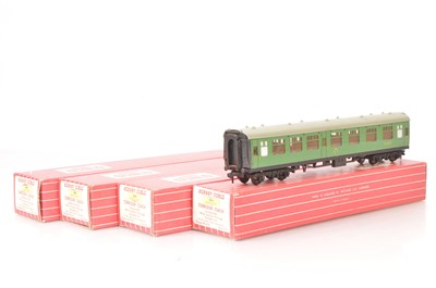 Lot 271 - Hornby-Dublo 00 Gauge 2-Rail Export BR green Suburban Coaches (3)