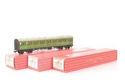 Lot 272 - Hornby-Dublo 00 Gauge 2-Rail Export BR green Corridor Coaches (4)