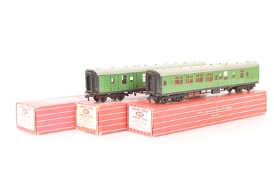 Lot 274 - Hornby-Dublo 00 Gauge 2-Rail  BR green Corridor Coaches (3)