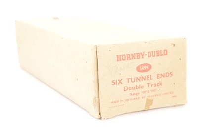 Lot 286 - Hornby-Dublo 00 Gauge 2-Rail 5094 Trade Box of Six Tunnel Ends Double Track