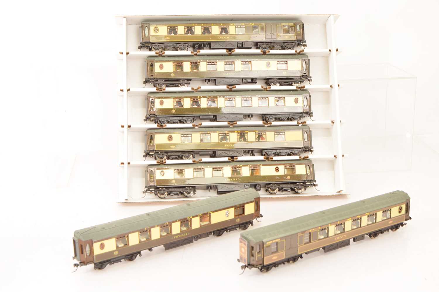 Lot 328 - Modified Hornby 00 Gauge chocolate and cream Pullman Coaches (7)