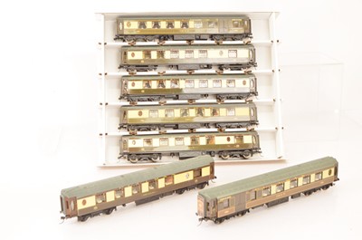 Lot 328 - Modified Hornby 00 Gauge chocolate and cream Pullman Coaches (7)